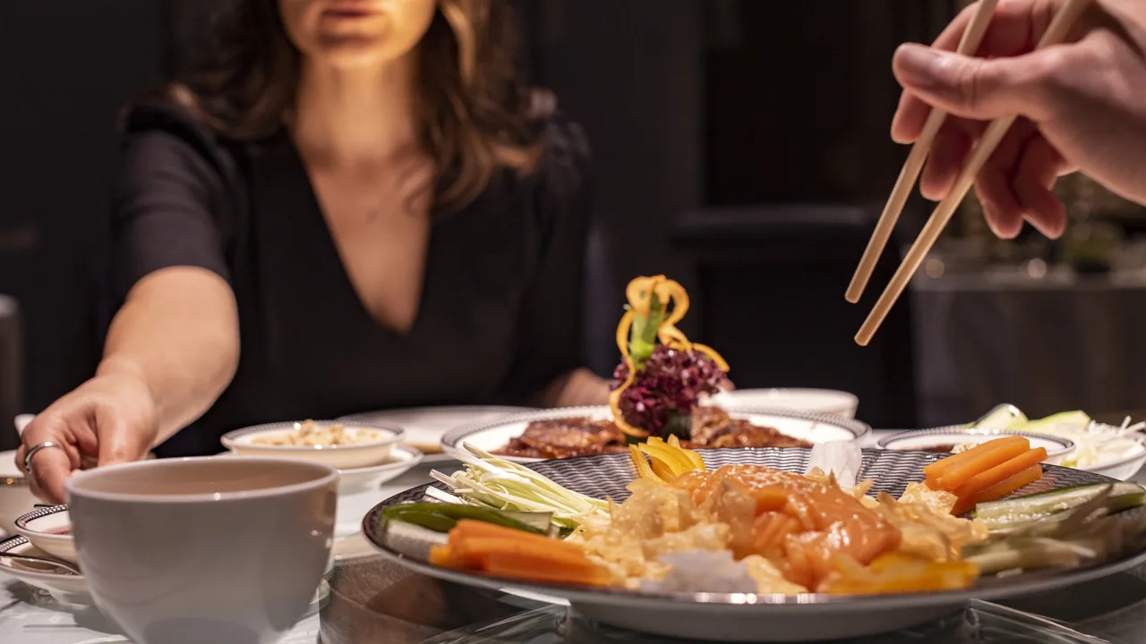 Sushi ve tabaklarla hazırlanmış restoran masasında misafir