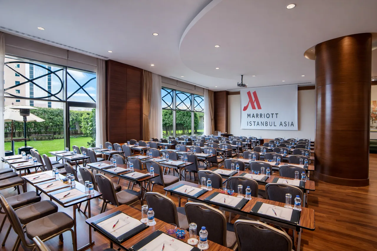 Gün ışığı alan, sınıf düzenli Marriott toplantı salonu